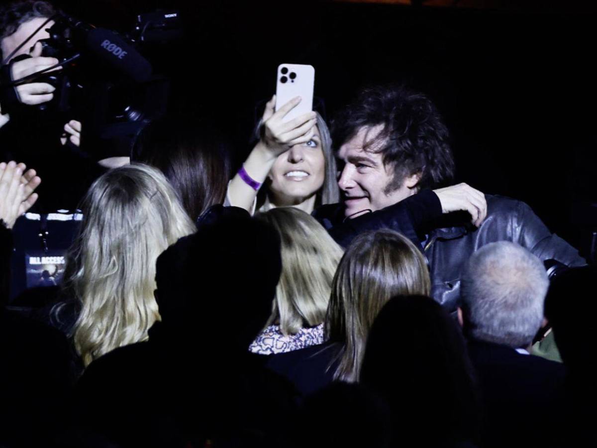 Cantó una hora como una estrella de rock: Milei ofrece concierto en Argentina