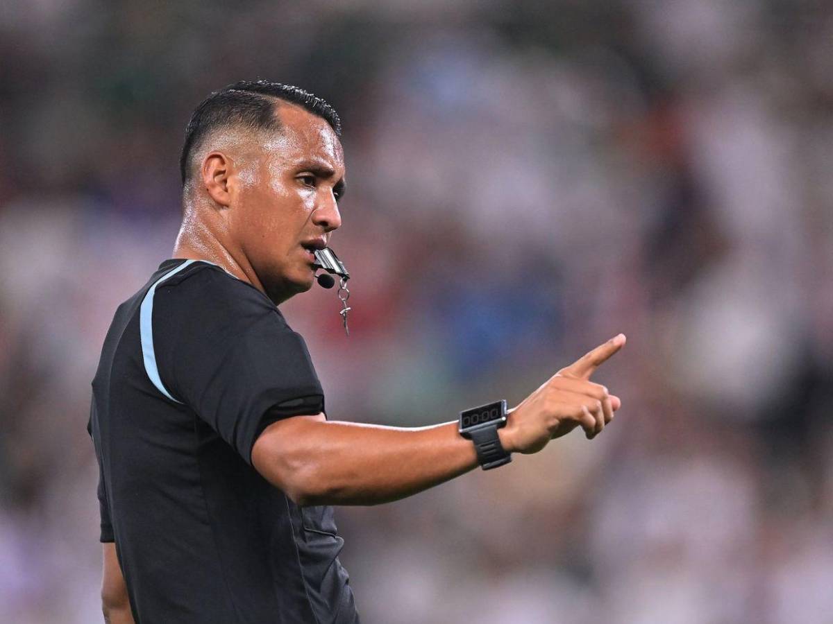 Polémica con Honduras: ¿Quién es Iván Barton, árbitro salvadoreño de semifinal en el Mundial?