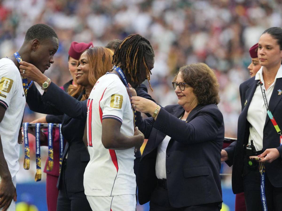 No se vio en TV: Didier Deschamps se quebró, alegría inglesa y... ¿desplante de Ester Expósito a Mbappé?