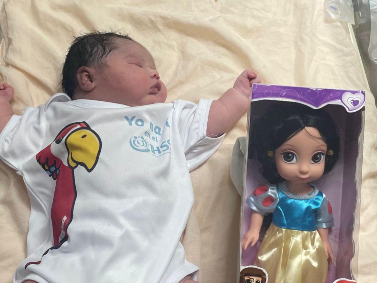 El primero, a las 2:54 a.m., trajo al mundo a una hermosa y robusta niña con un peso de 4,475 gramos.