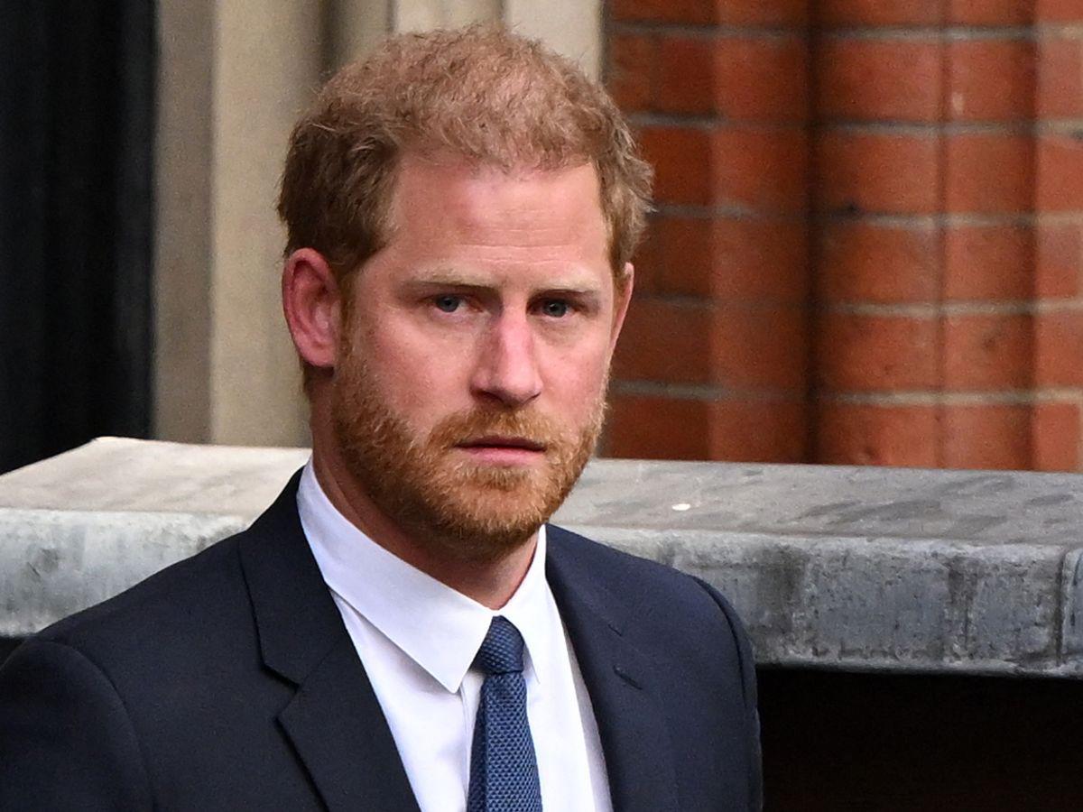 Príncipe Harry aparece de sorpresa en juicio contra diario sensacionalista en Londres