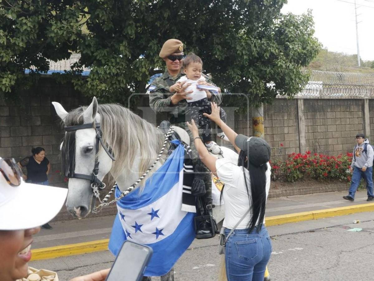Disciplina y patriotismo: militares, policías y bomberos destacan en los desfiles patrios