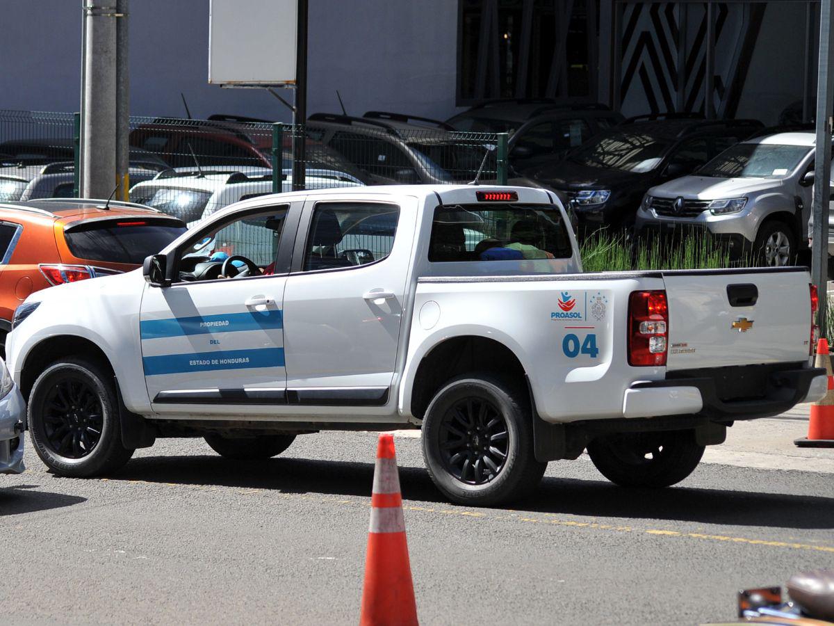 $!Algunos vehículos ya andan circulando con los emblemas del gobierno de Honduras.