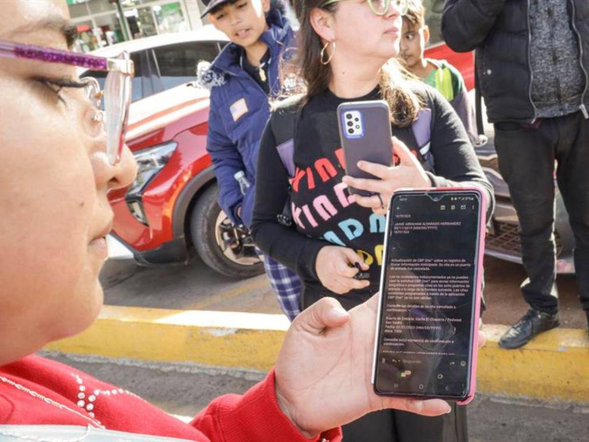 Angustia y lamentos: migrantes varados en México sufren cancelación del programa CBP-One