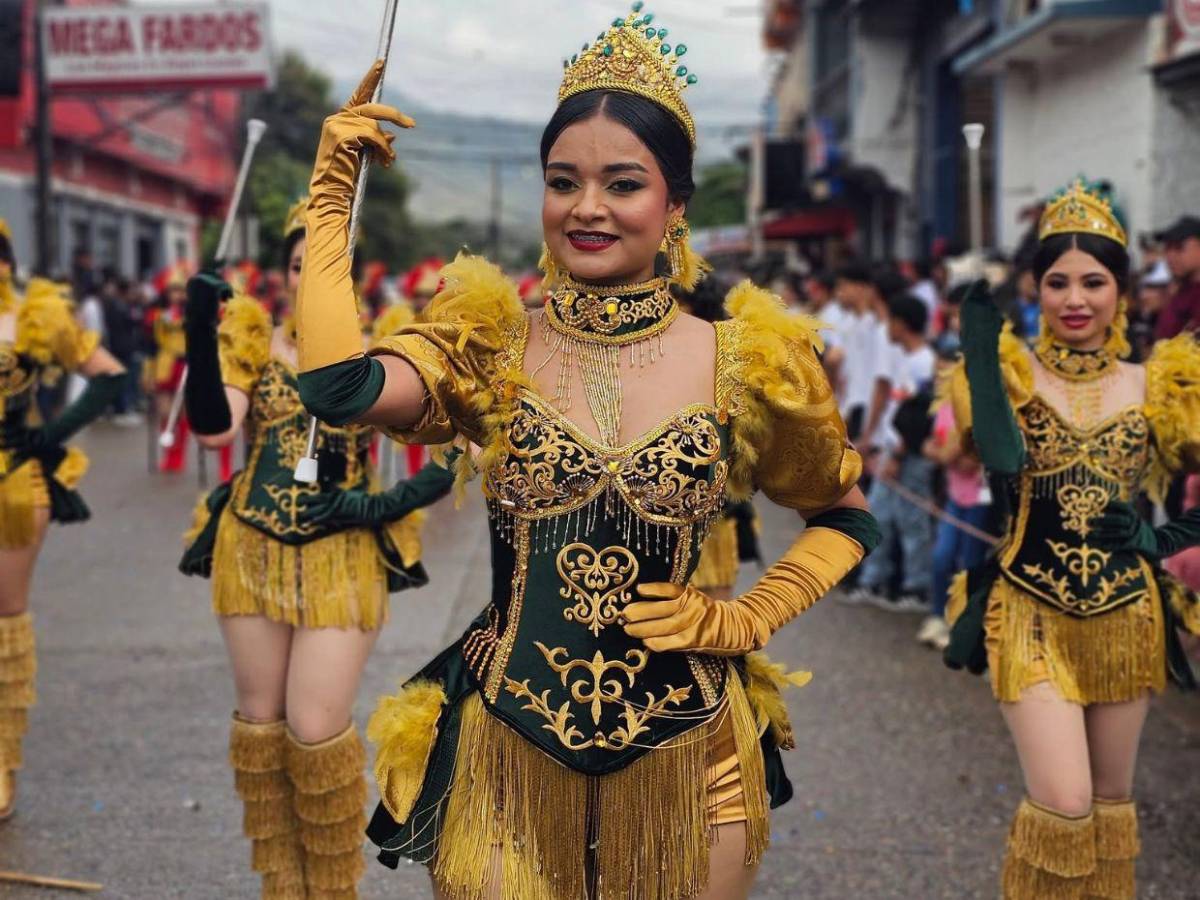 Alta costura y elegancia: palillonas de Danlí, El Paraíso, impactan con sus trajes patrióticos