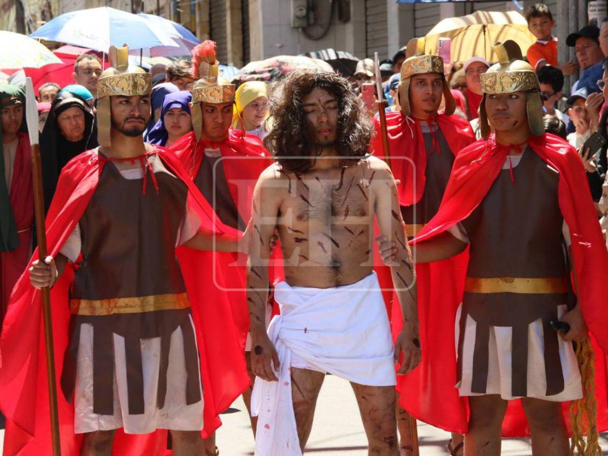 Desde su condena hasta su muerte: así se recorrieron las 14 estaciones del viacrucis