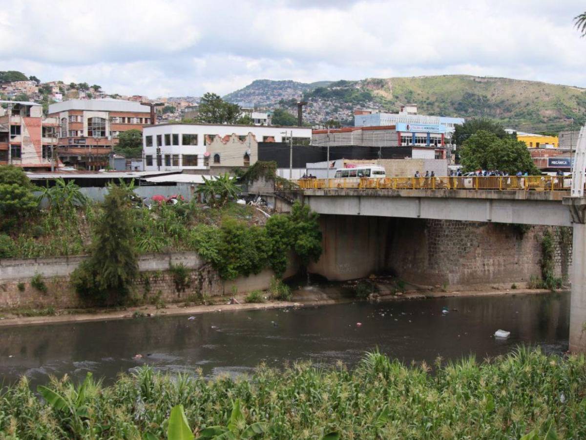 Encuentran el cuerpo de un hombre flotando en río Choluteca en la capital