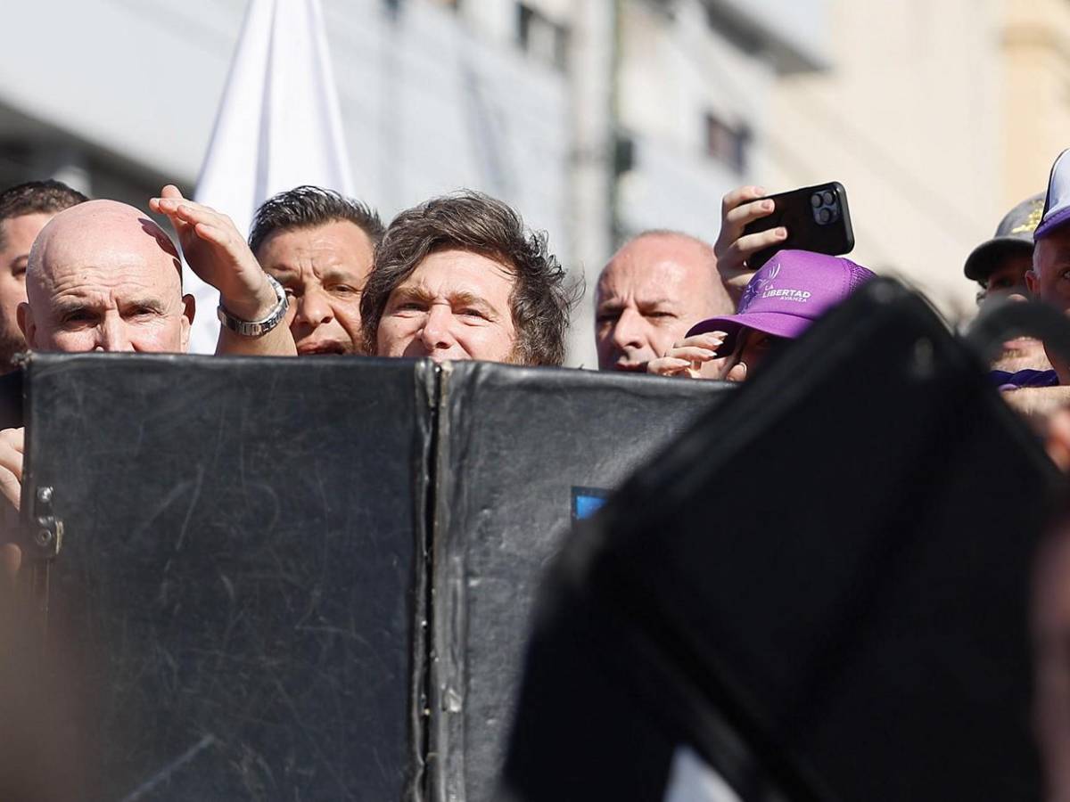 Milei tras agresión en mitin: Fue emocionante enfrentar la lluvia de piedras