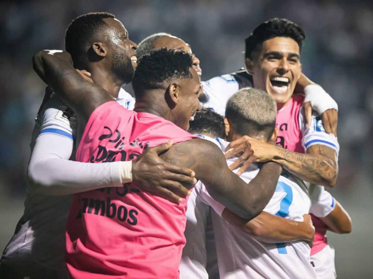 Lo que hizo la pareja del año, lindas chicas y bronca: Postales del triunfo de Honduras vs Nicaragua