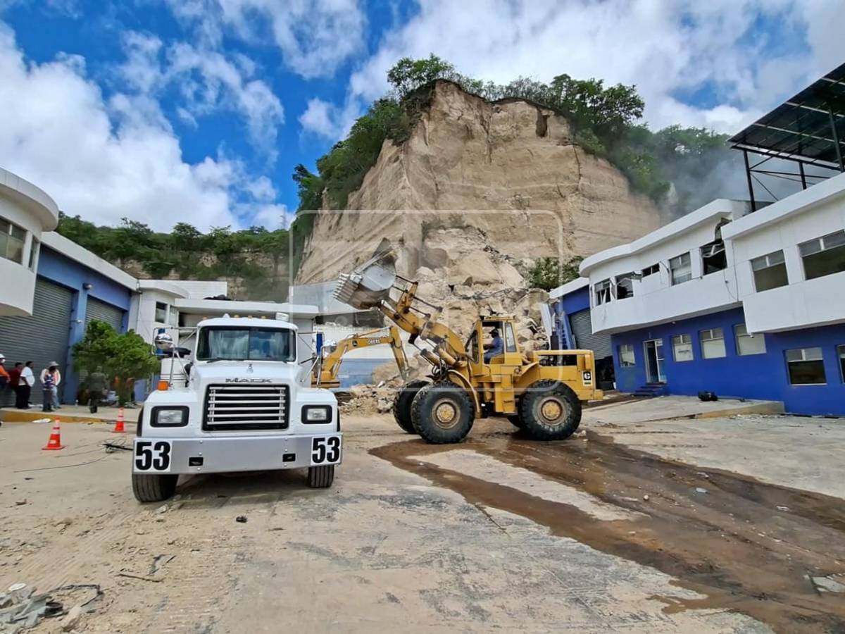Grúas, tractores y helicóptero: el amplio despliegue de equipo pesado empleado tras derrumbe en la capital