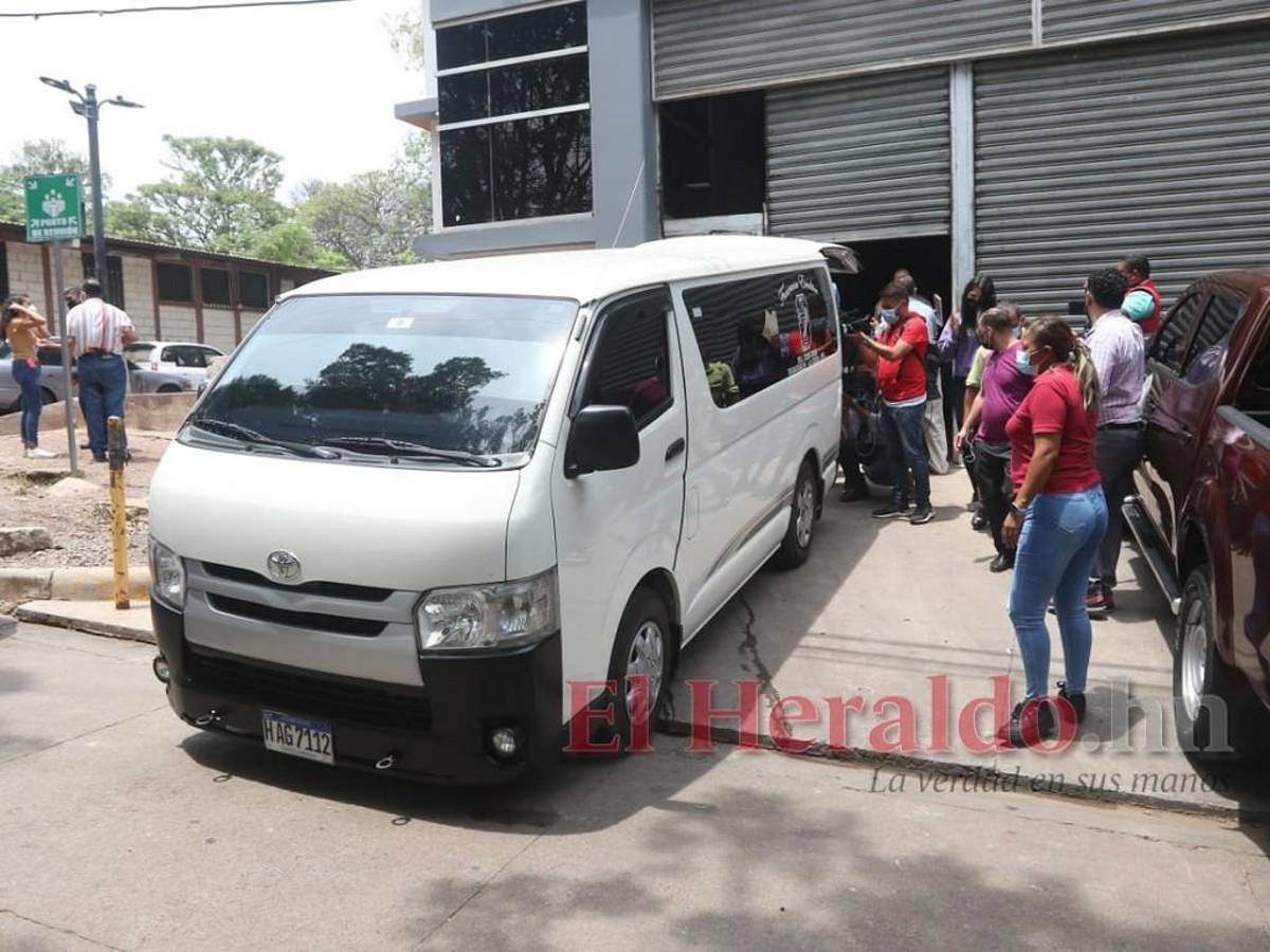 Momento en que el cuerpo era trasladado por parientes para darle cristiana sepultura.