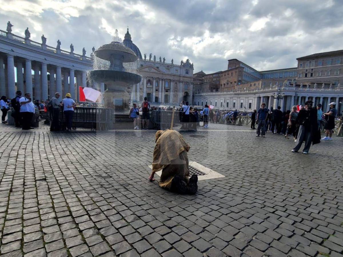 Larga espera y fumata negra: así se vivió el primer día del cónclave