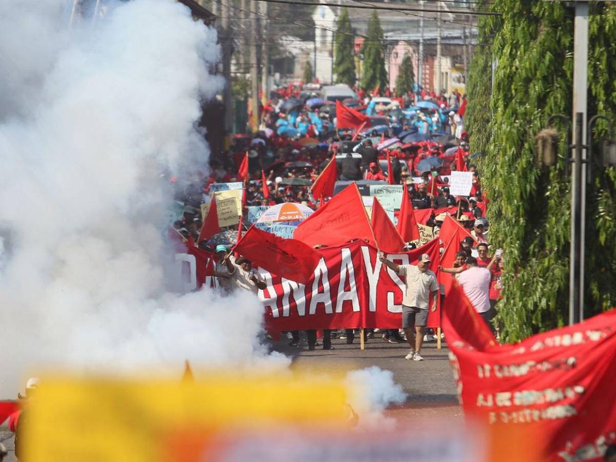 Sindicatos reclaman colectivamente mejoras laborales en Día del Trabajador