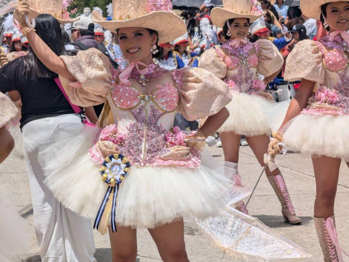 Alta costura y elegancia: palillonas de Danlí, El Paraíso, impactan con sus trajes patrióticos
