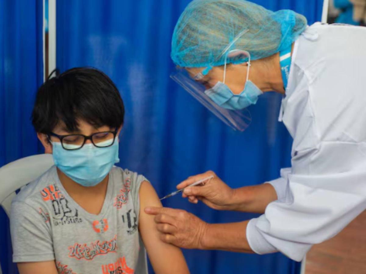 ¿Qué es la variante cigarra? El nuevo linaje del covid-19 que acecha a los niños