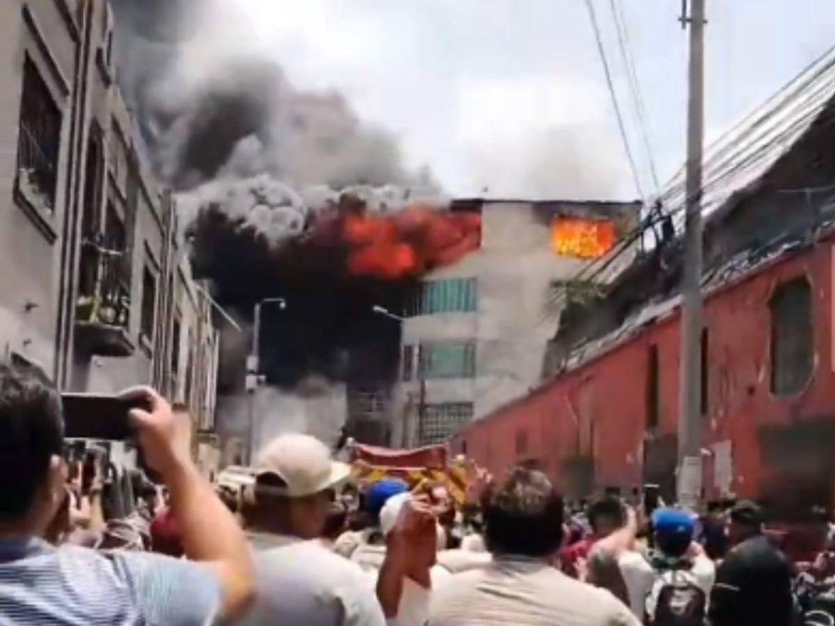 Incendio en Lima: bomberos luchan contra llamas en almacenes de juguetes