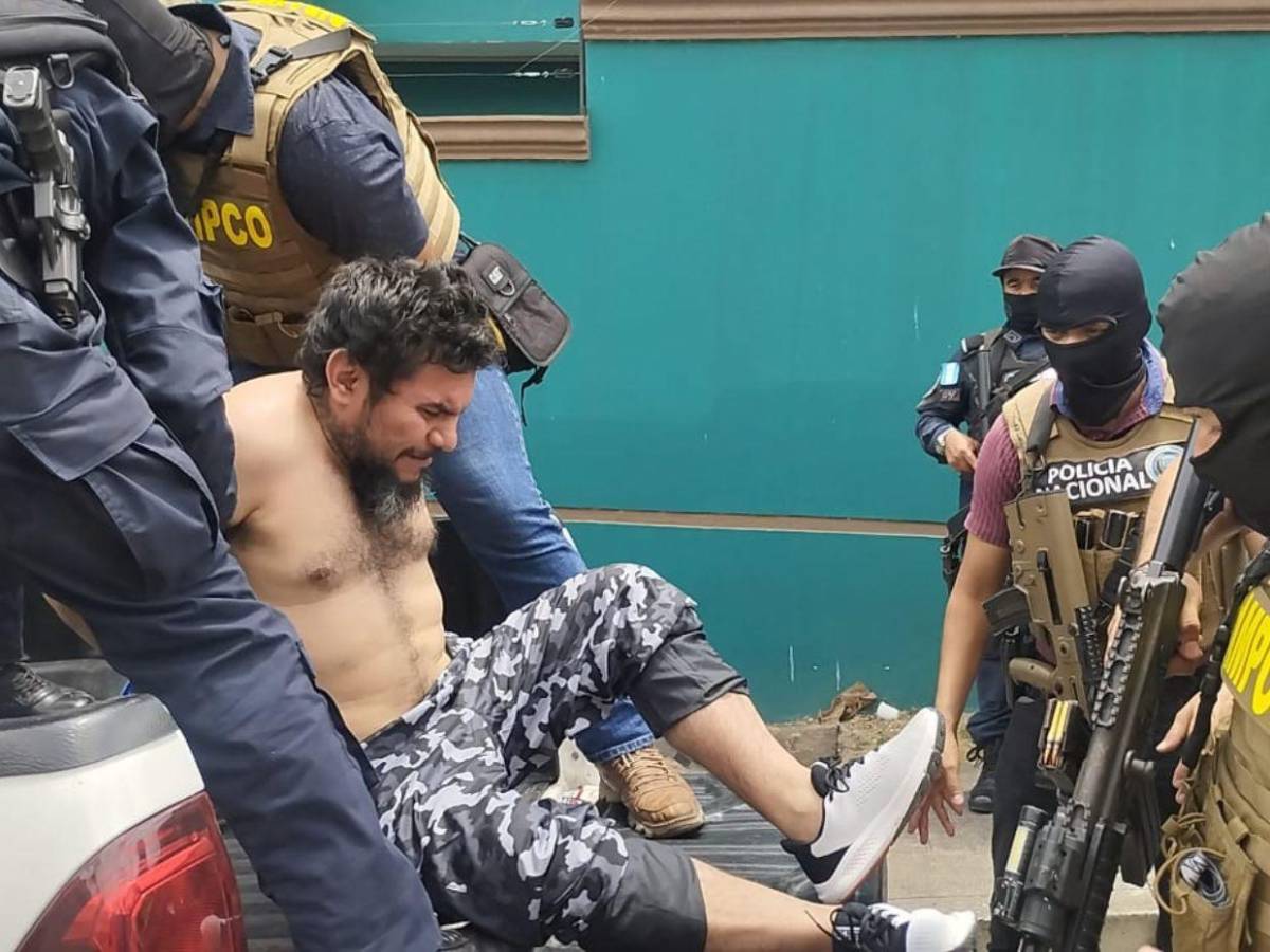 'Rifando' al ser capturado: El Rayo Santana, máximo líder de la Pandilla 18 en la capital 'Rifando' al ser capturado: El Rayo Santana, máximo líder de la Pandilla 18 en la capital