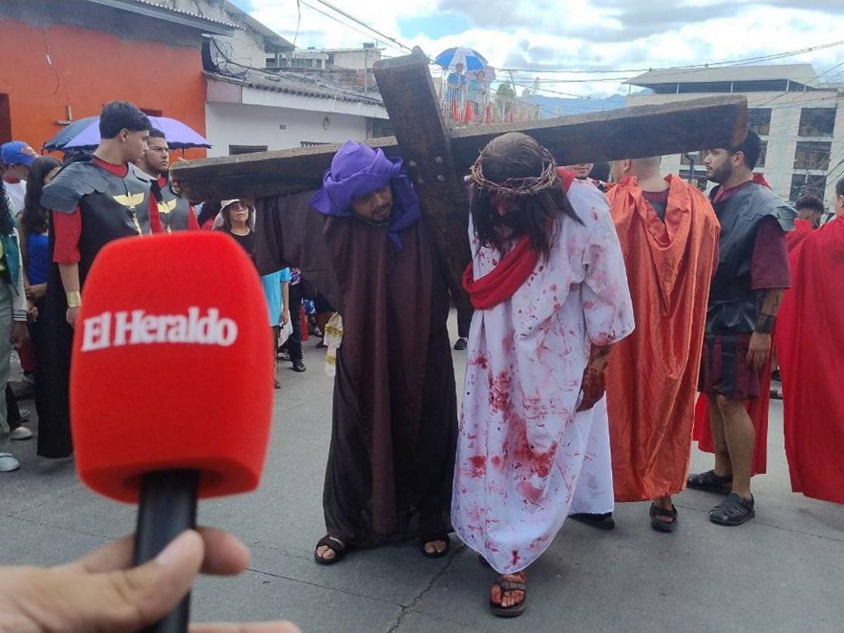 Los momentos más dramáticos representados en el Vía Crucis 2025 Los momentos más dramáticos representados en el Vía Crucis 2025