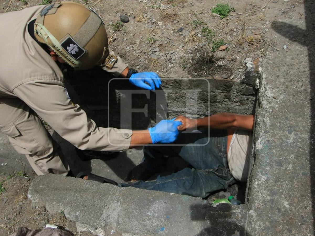 Ni herido ni atrapado: hombre se negaba a salir de cuneta donde vive hace 20 días