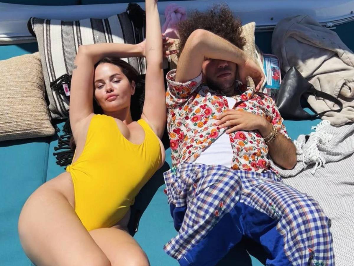 Es sumisión patética: Selena Gómez besa los pies de Benny Blanco y desata críticas