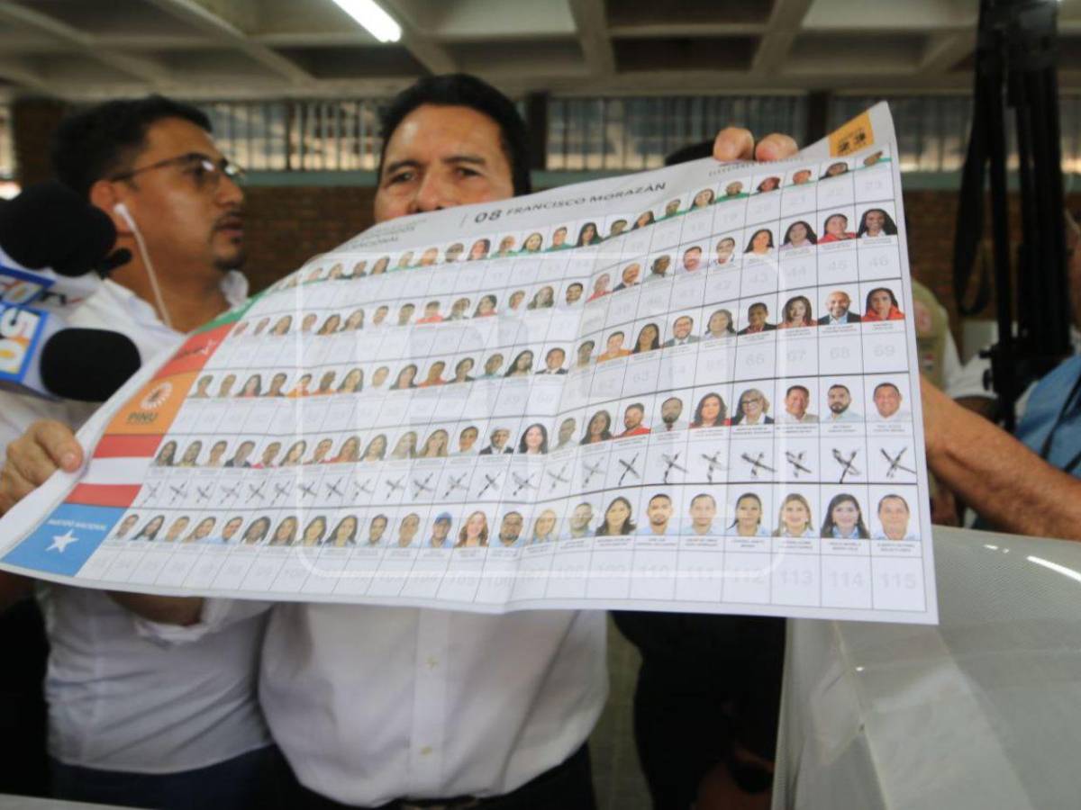 Acompañado de Salvador Nasralla, Eliseo Castro llega a ejercer su derecho al voto