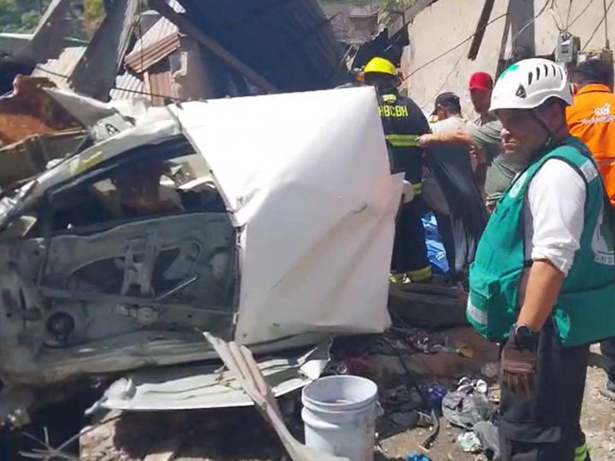 Dolor de familiares en escena del accidente de volqueta en Villa Nueva de la capital