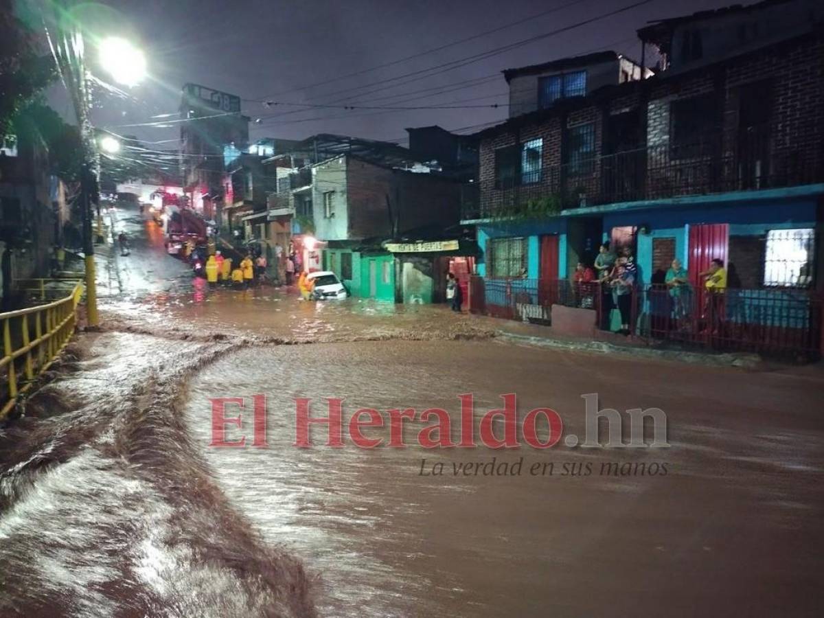 VIDEOS: Fuerte aguacero provocó inundaciones y caos vial en el Distrito Central