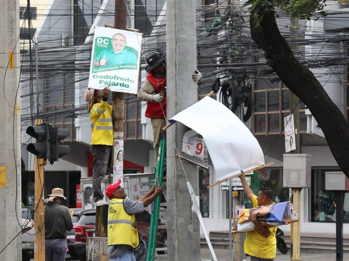 Despejan la capital de la propaganda política tras elecciones primarias