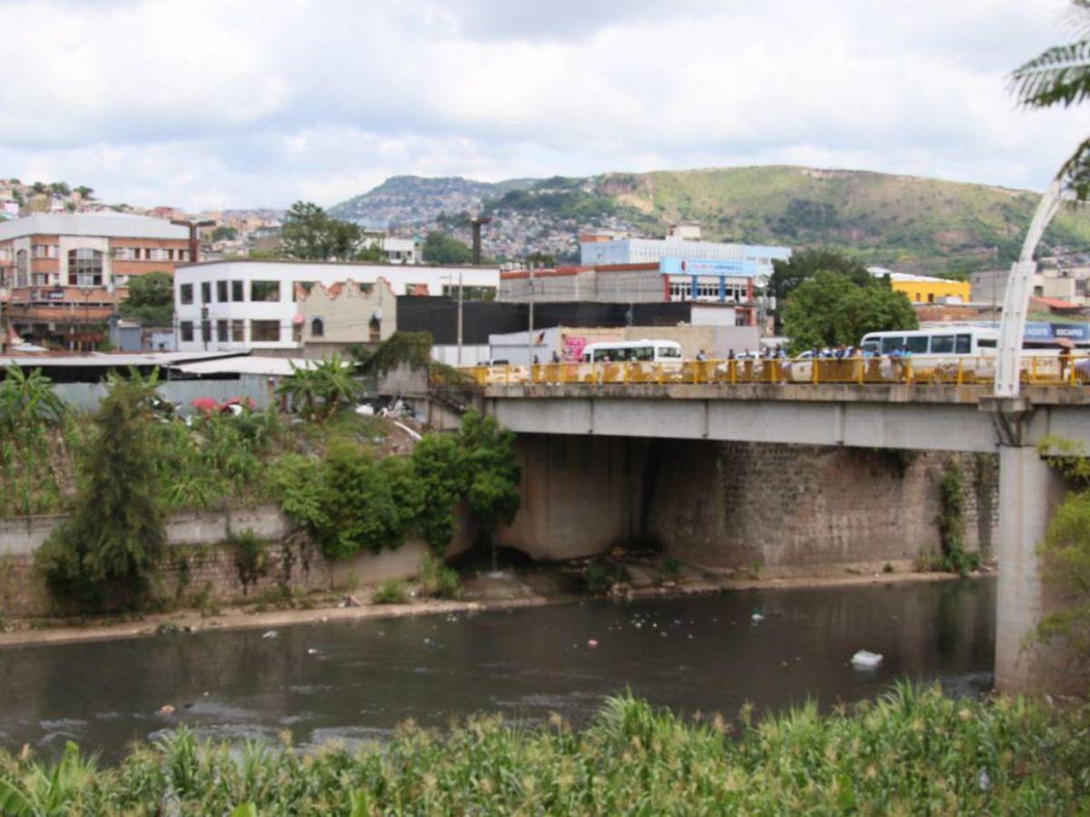 Encuentran el cuerpo de un hombre flotando en río Choluteca en la capital