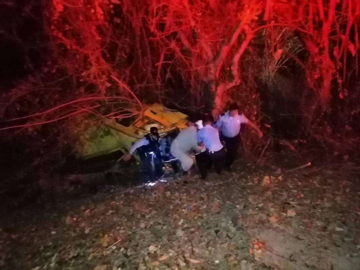 Cuatro adultos y dos niños heridos deja volcamiento de busito en Santa Bárbara