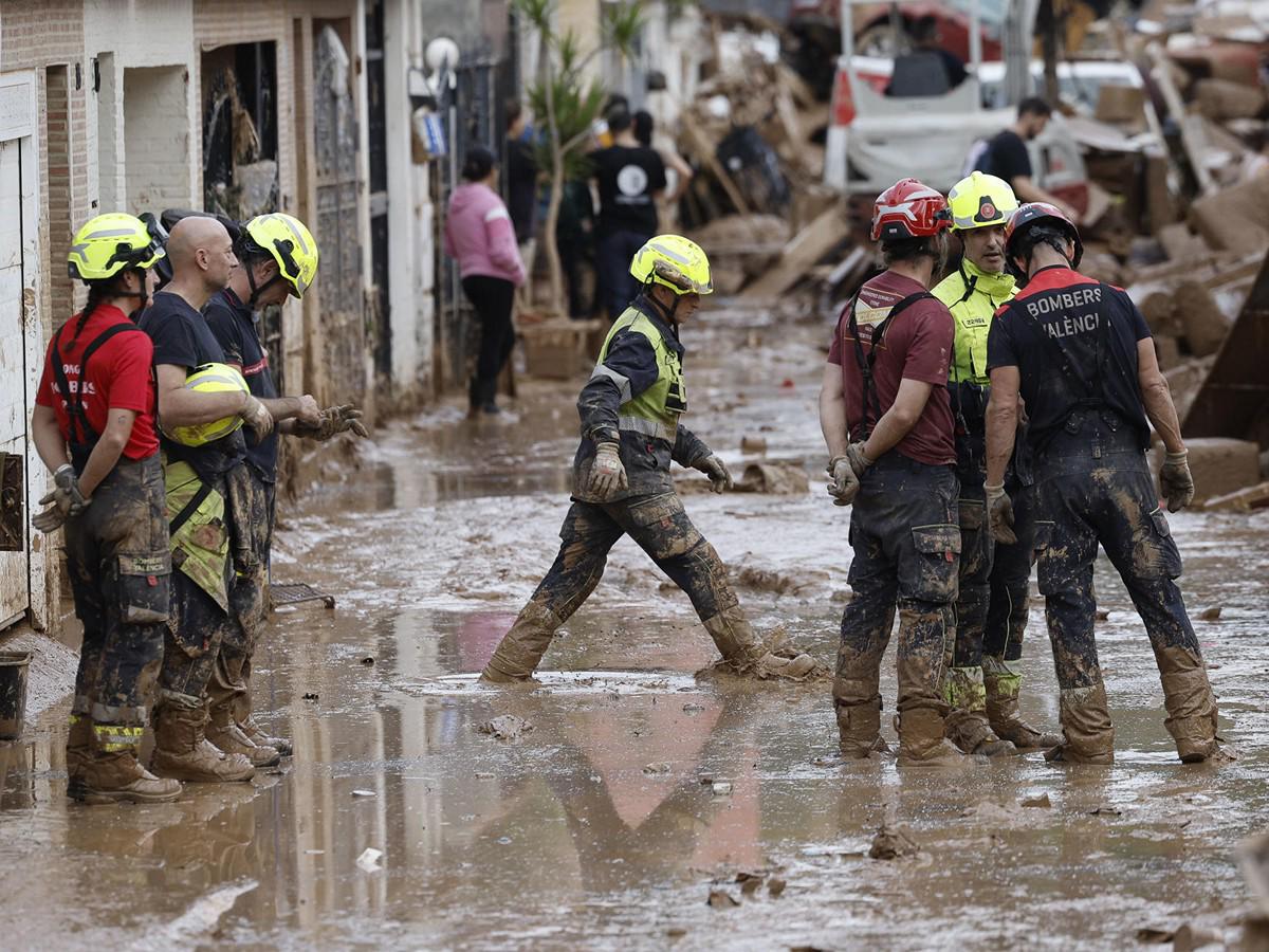 Cientos de voluntarios trabajan en la limpieza y búsqueda de desaparecidos en Valencia Cientos de voluntarios trabajan en la limpieza y búsqueda de desaparecidos en Valencia