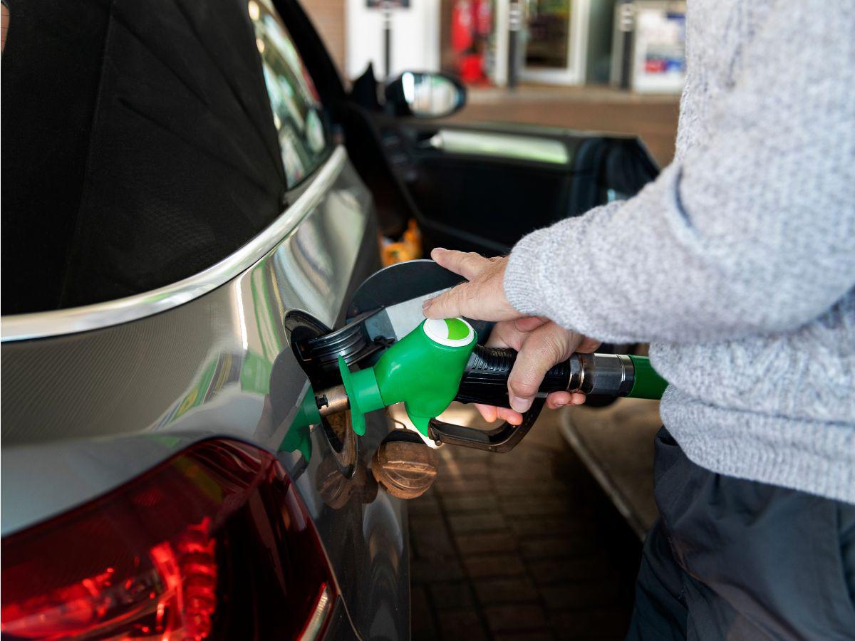 Conductores se abastecen de combustible días antes de un nuevo incremento en Centroamérica