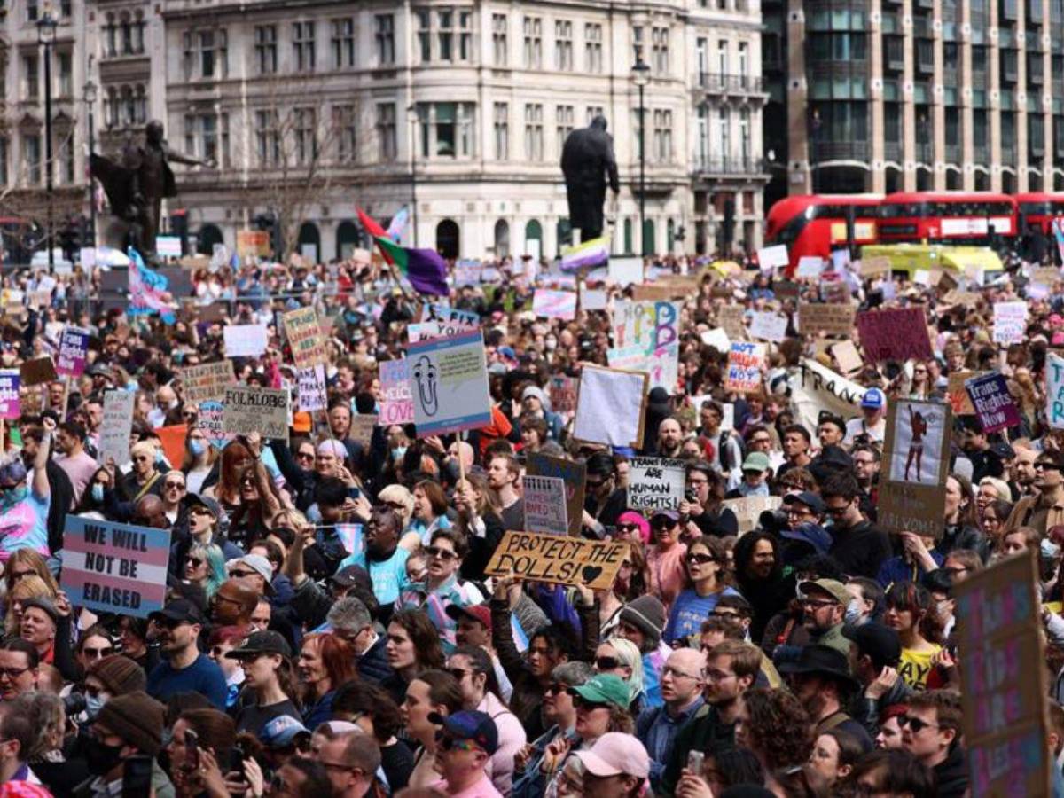 Tribunal de Reino Unido limita la definición legal de mujer al sexo biológico; miles salen a protestar