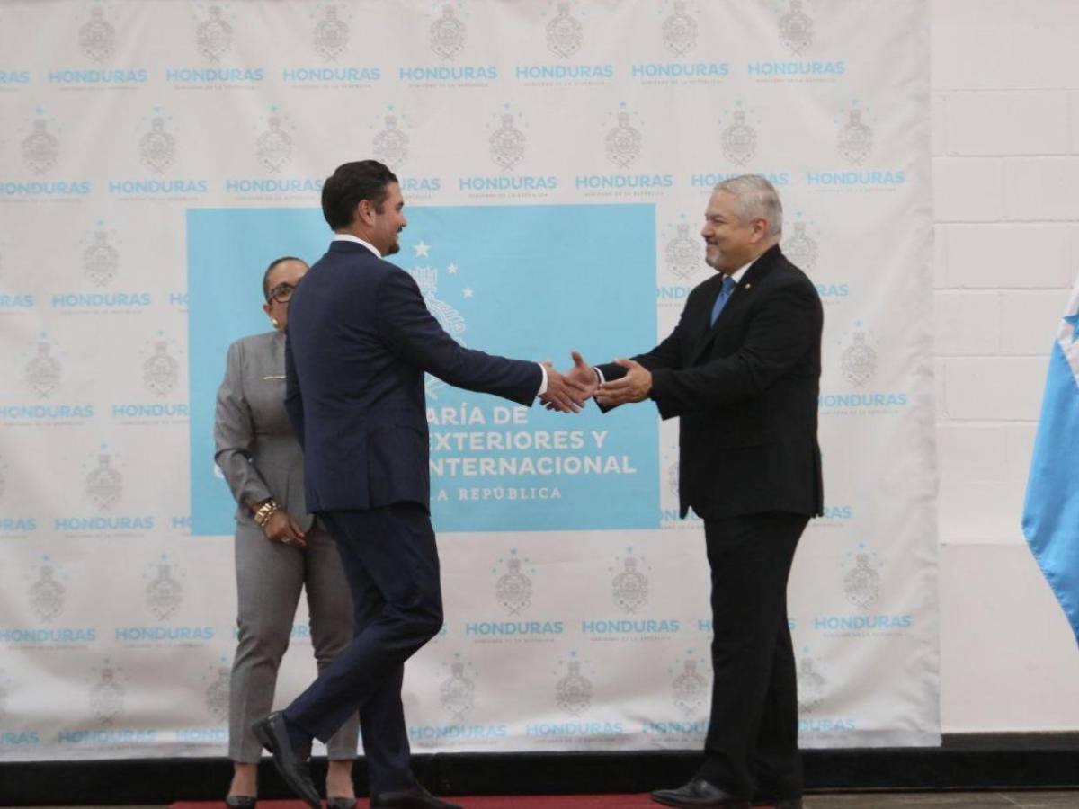 ¿Qué beneficios tendrán Enrique Reina y otras personas a las que se le otorgaron pasaportes diplomáticos?