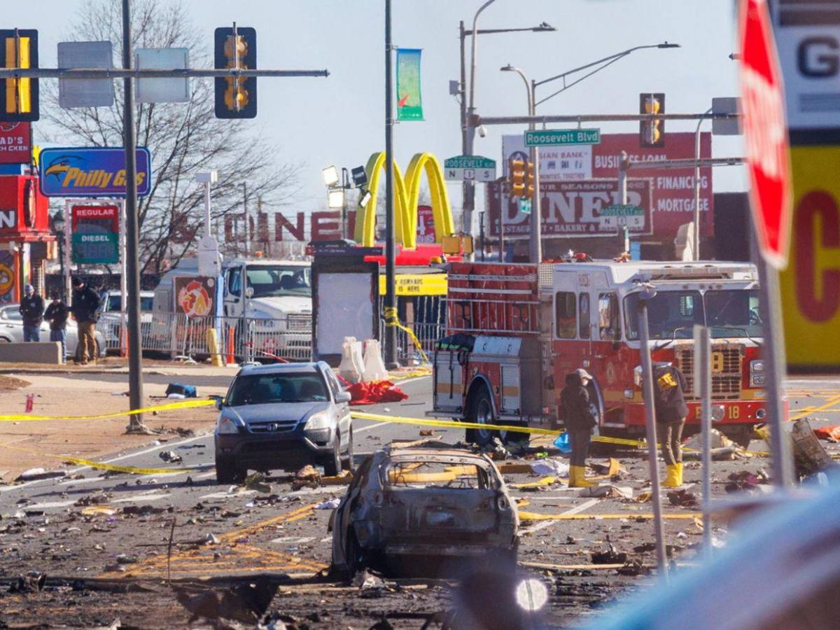 Las impactantes imágenes de la zona dónde cayó avión en Filadelfia; suma 7 muertos