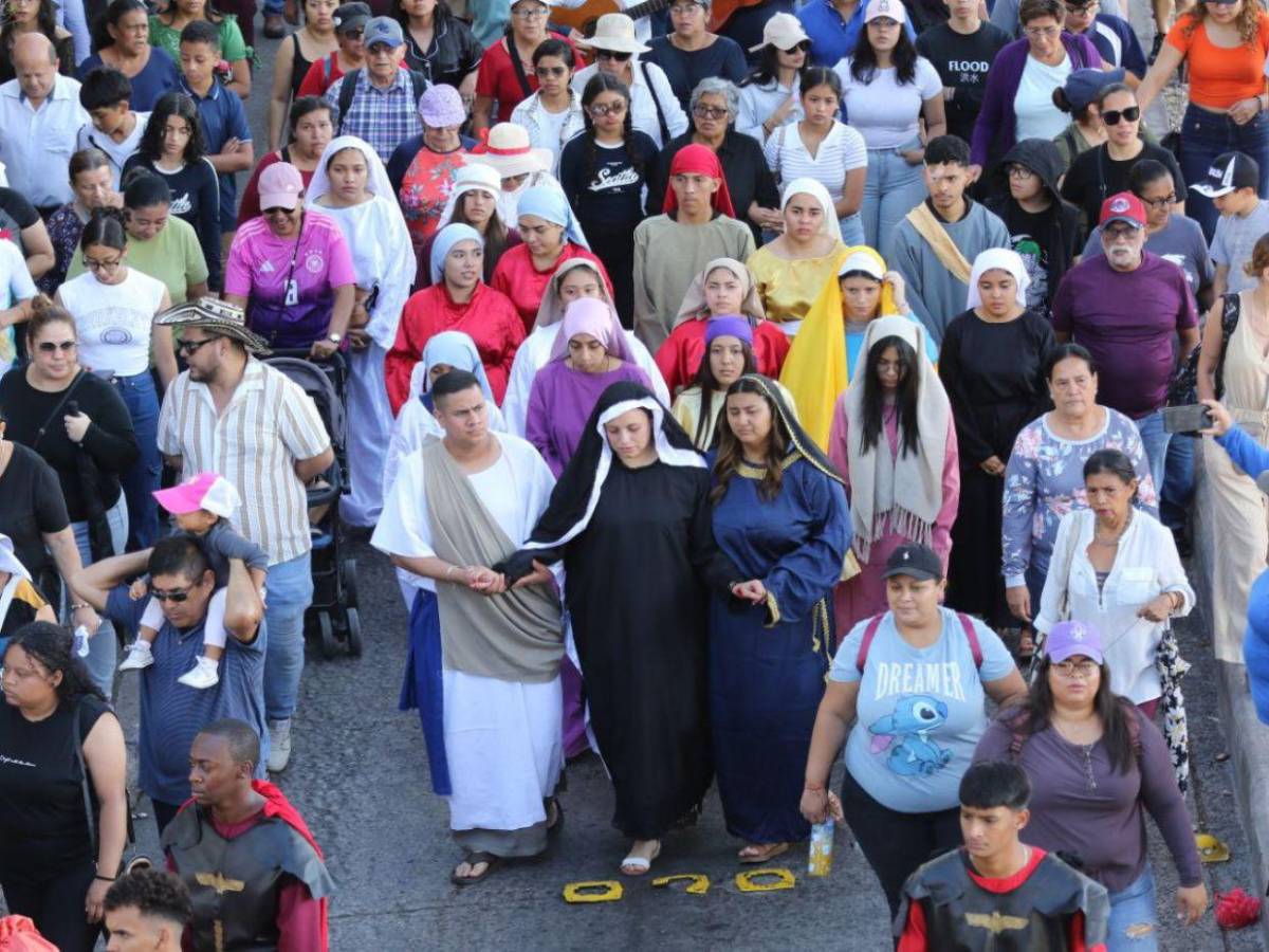 Capitalinos acuden al Vía Crucis en Comayagüela