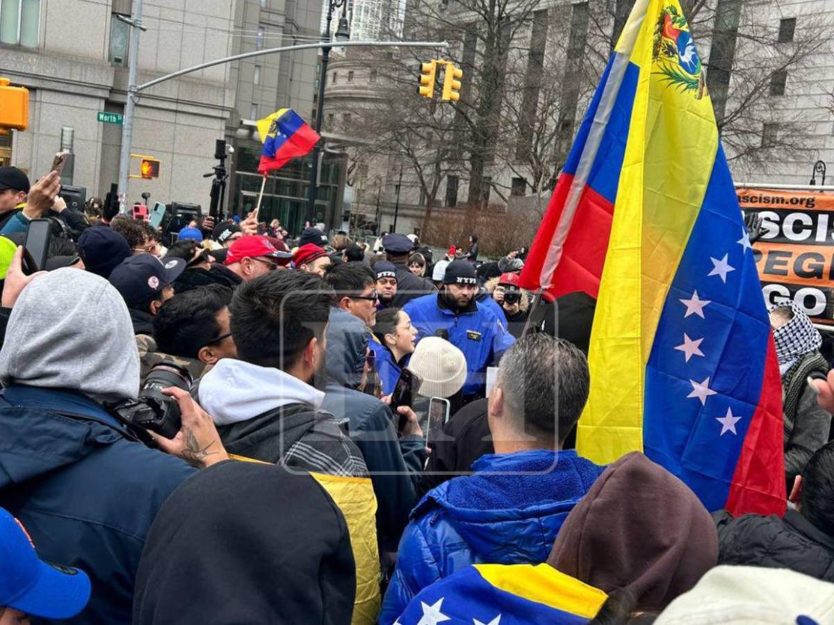 Protestan en Nueva York durante la audiencia contra Nicolás Maduro y su esposa