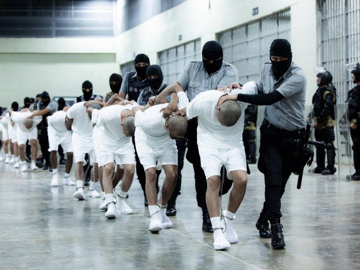 Las impactantes imágenes del envío de reos de la banda del Tren de Aragua a El Salvador