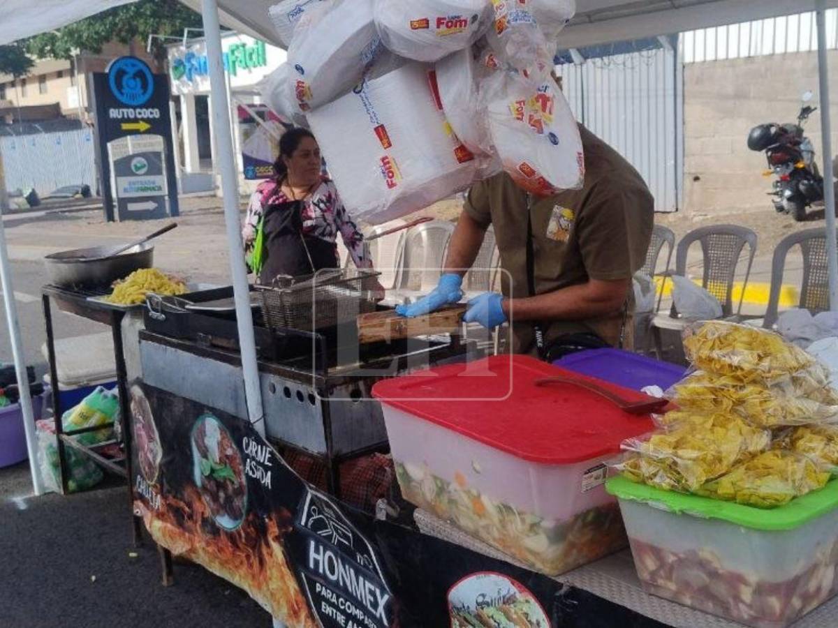 Emprendedores aprovechan los desfiles patrios para llevar sabor y color a las calles