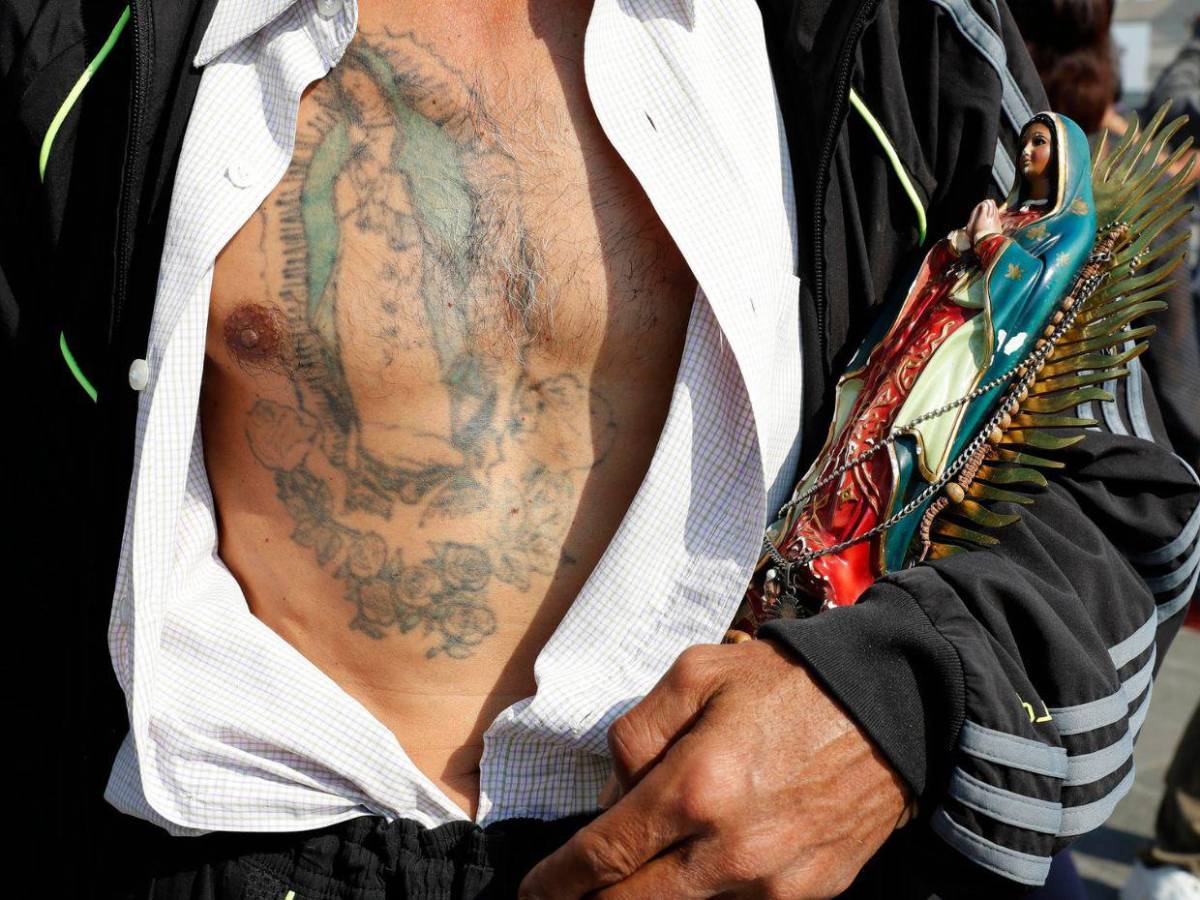 Entre rezos y promesas llegan peregrinos al templo de la Virgen de Guadalupe