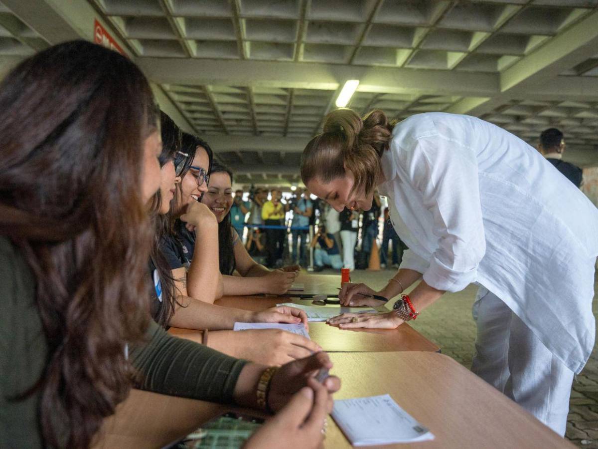 Ecuador vota hoy entre palmas, estado de excepción y ley seca