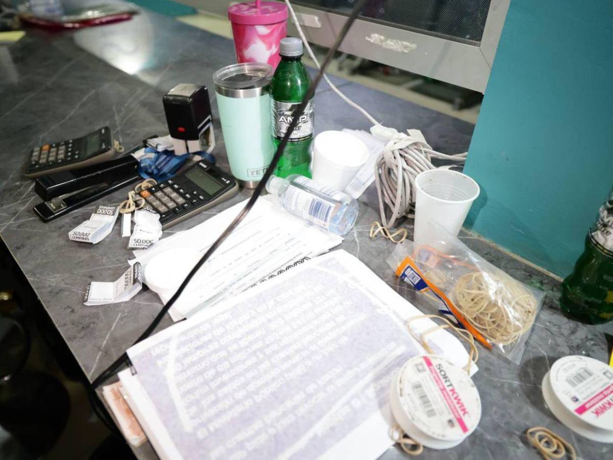 En el techo de oficina de Iván Velásquez hallan 1.8 millones de lempiras