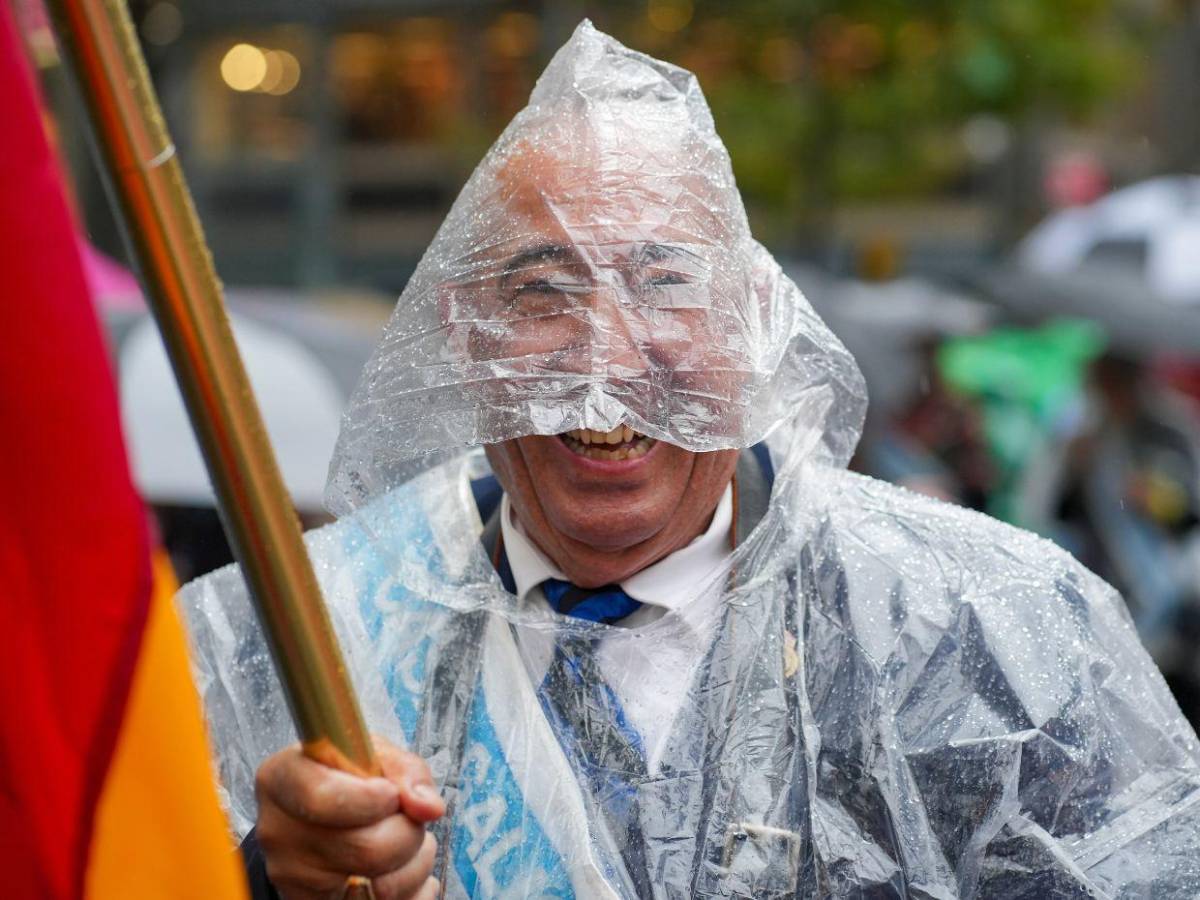 Bajo la lluvia, España y Latinoamérica llenan de color la Quinta Avenida de Nueva York