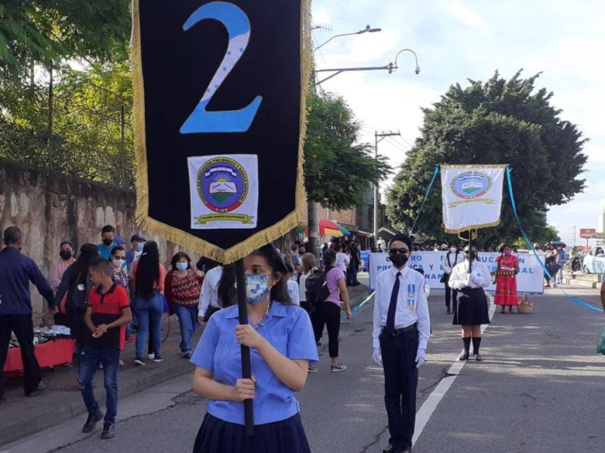 Los estudiantes de excelencia académica encabezaron la participación del CIRE durante el desfile.