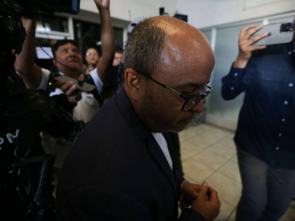 Saludando y sin brindar declaraciones, así llegó Juan Carlos Canales a los Juzgados