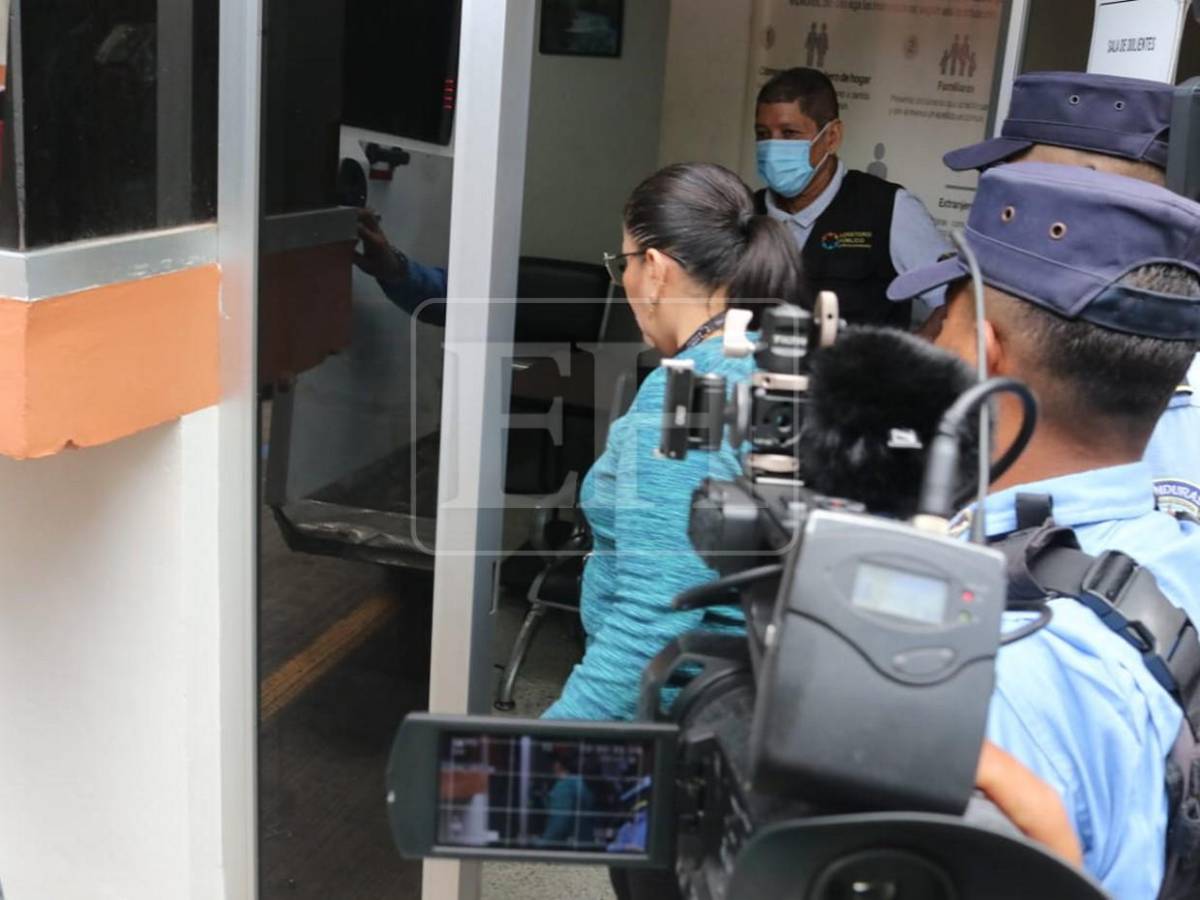 Custodiada y con heridas: así trasladan a madre de niña que murió por disparo en Olancho