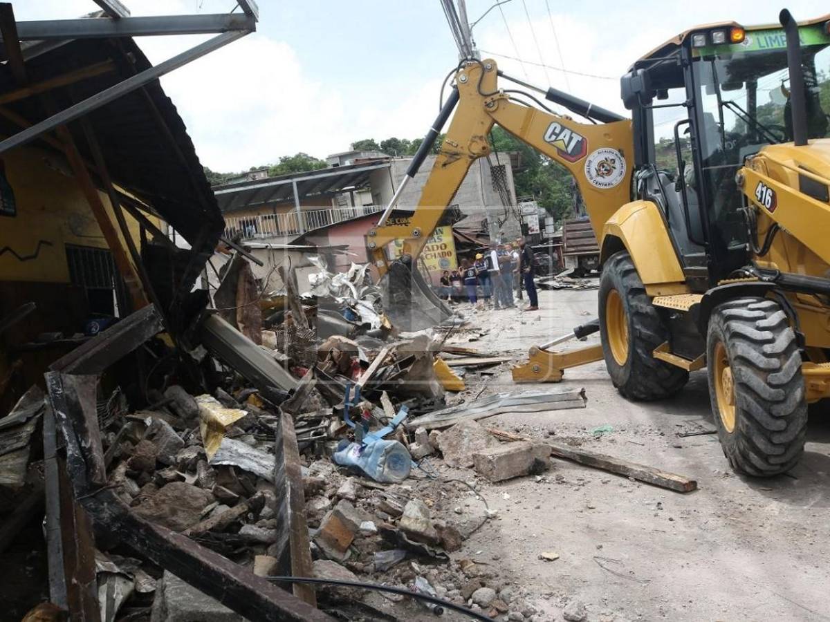 Inician remoción de escombros en zona del accidente de volqueta en Villa Nueva