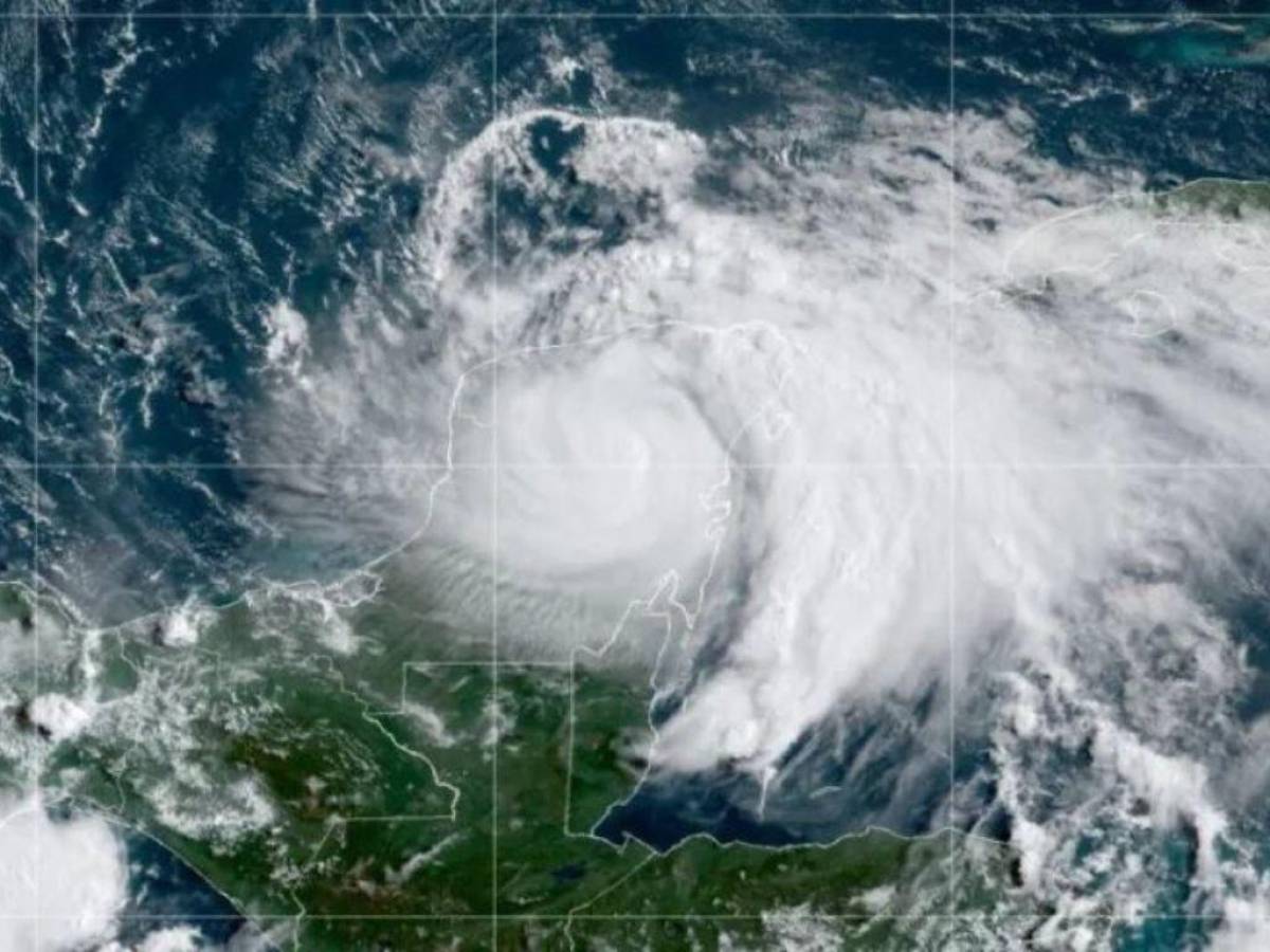 Tormenta Blas se convierte en huracán categoría uno cerca de la costa de México