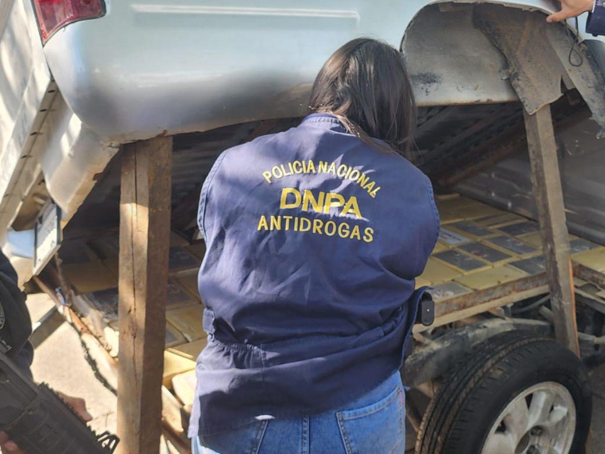 Más de 80 paquetes de supuesta cocaína: así los descubrieron ocultos en un pickup