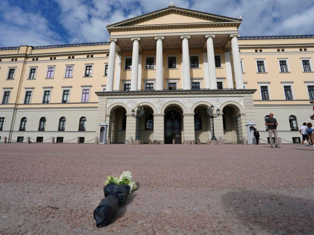 Flores, velas y cartas: con tristeza, Noruega despide al rey Harald V, “el abuelo de todos”